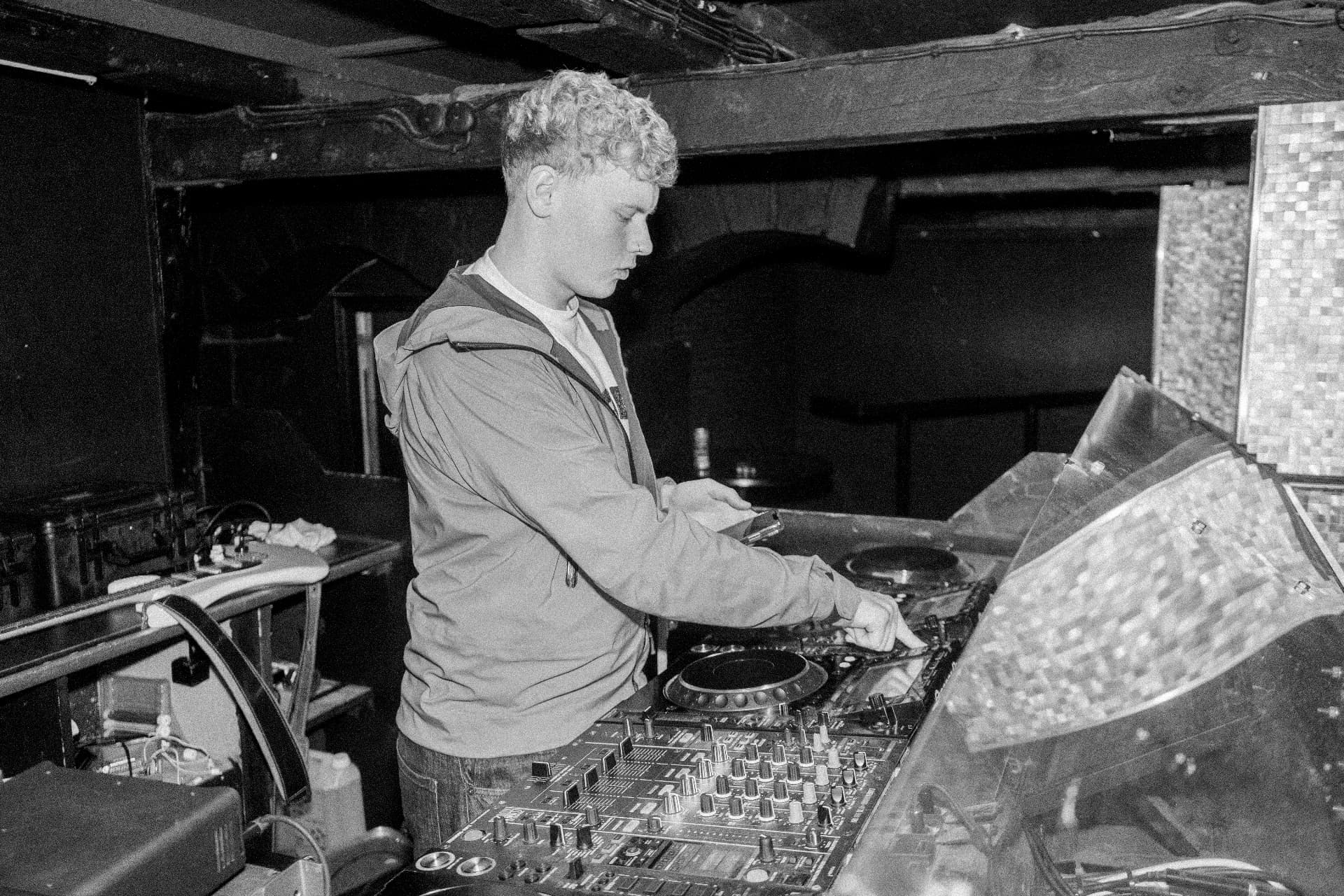 DJ Lish bag DJ-pulten på Crazy Daisy i Næstved
